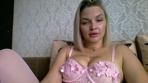 evadelicious_ online show from August 3, 6:20 am