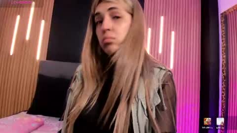 evaloviaa_ online show from August 6, 12:59 pm