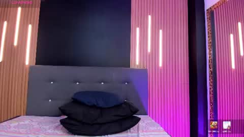 evaloviaa_ online show from August 6, 4:17 pm