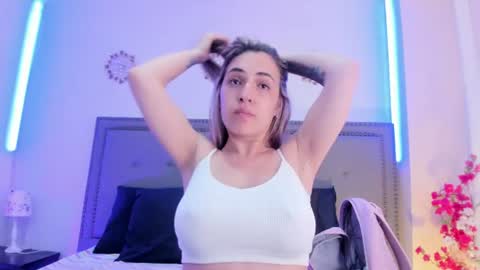 evaloviaa_ online show from August 7, 3:01 pm