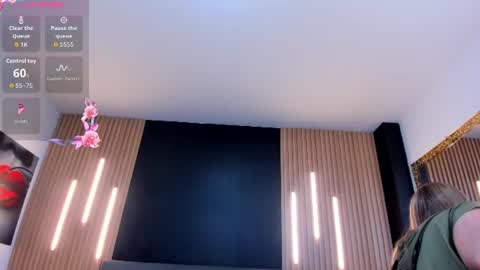 evaloviaa_ online show from August 11, 6:43 pm
