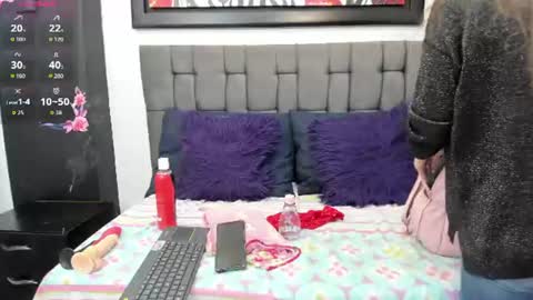 evaloviaa_ online show from August 12, 1:46 pm