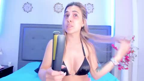 evaloviaa_ online show from August 14, 3:15 pm