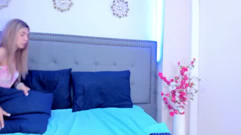 evaloviaa_ online show from August 14, 5:27 pm