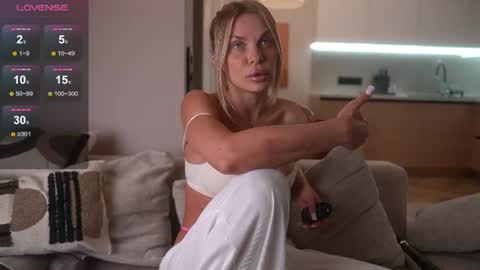 evaorion_ online show from August 12, 12:24 am