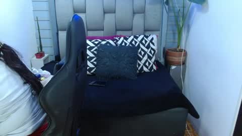 evelin zaens online show from August 11, 4:58 am