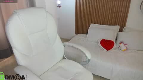 evely_crosss online show from August 4, 4:04 pm