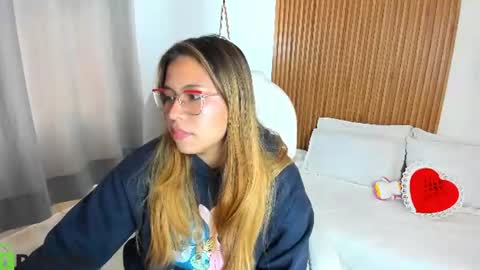 evely_crosss online show from August 6, 1:43 pm