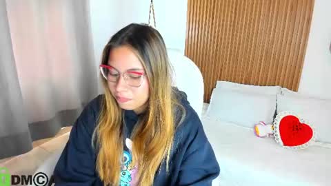 evely_crosss online show from August 6, 2:49 pm