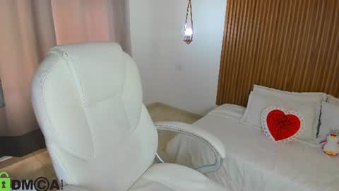 evely_crosss online show from August 6, 3:55 pm