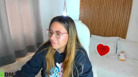 evely_crosss online show from August 6, 7:35 pm