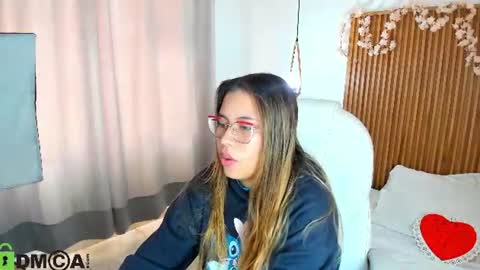 evely_crosss online show from August 7, 3:34 pm