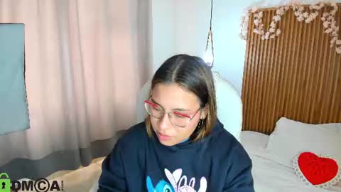 evely_crosss online show from August 7, 4:40 pm
