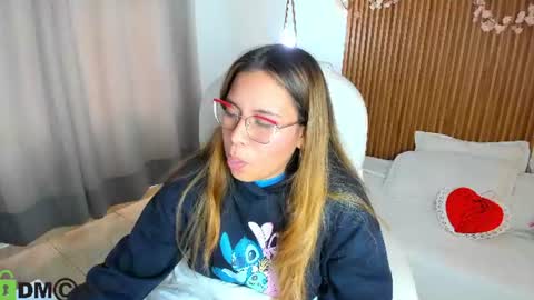evely_crosss online show from August 7, 8:09 pm