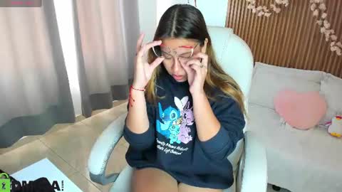 evely_crosss online show from August 11, 3:47 pm