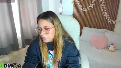evely_crosss online show from August 11, 4:53 pm