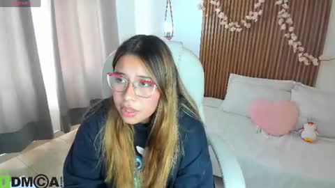 evely_crosss online show from August 11, 5:59 pm