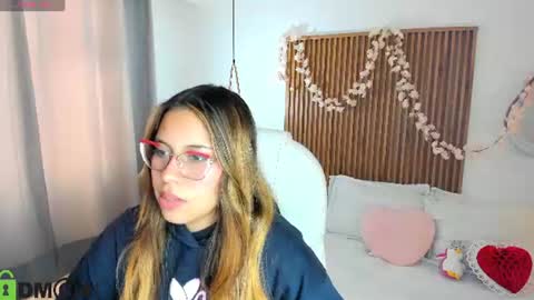 evely_crosss online show from August 13, 1:25 pm