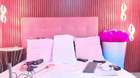 Evelyn online show from August 6, 11:04 pm