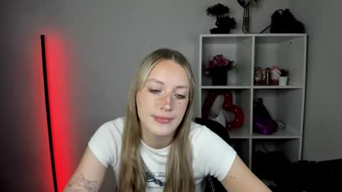 evelynblond online show from August 5, 1:42 pm