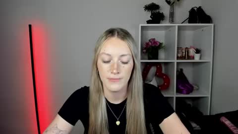 evelynblond online show from August 6, 4:28 pm