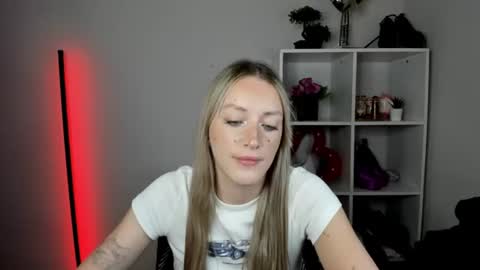 evelynblond online show from August 7, 1:44 pm