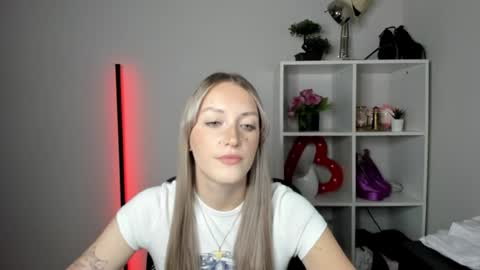 evelynblond online show from August 14, 1:59 pm