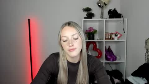 evelynblond online show from August 18, 12:44 pm