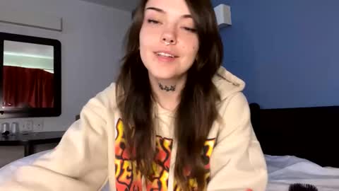 faerienugs online show from June 7, 1:43 am