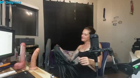 fantasydomgirl online show from April 26, 7:15 am