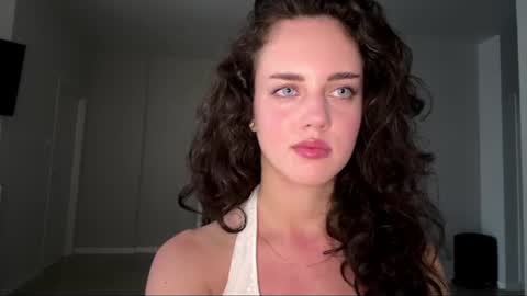 Mia online show from August 8, 3:45 pm