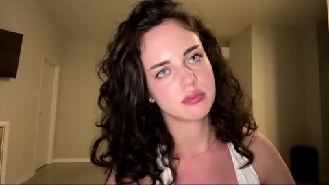 Mia online show from August 8, 7:03 pm