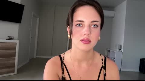Mia online show from August 13, 1:58 pm