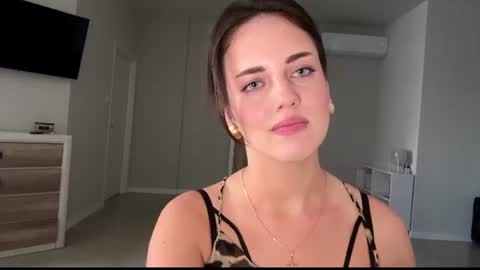 Mia online show from August 13, 3:04 pm