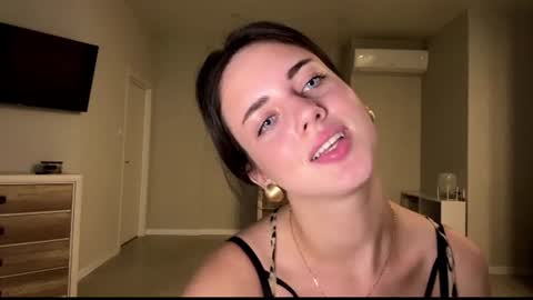 Mia online show from August 13, 7:28 pm