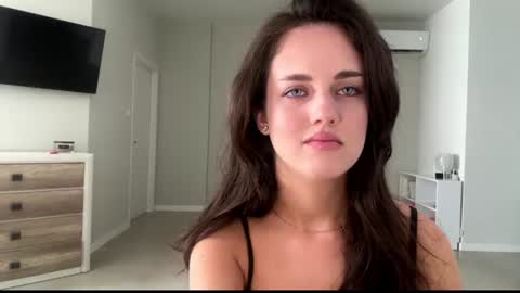 Mia online show from August 15, 8:18 am