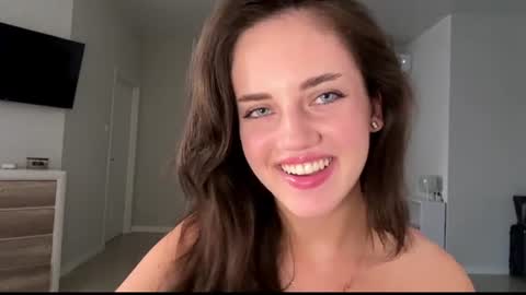 Mia online show from August 16, 3:05 pm