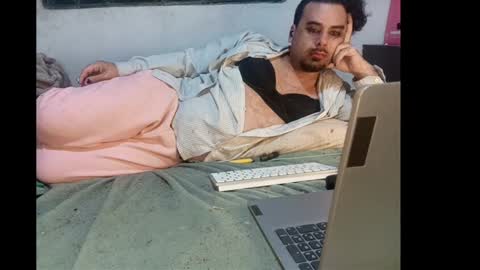 Faux Feitico online show from May 3, 2:27 am