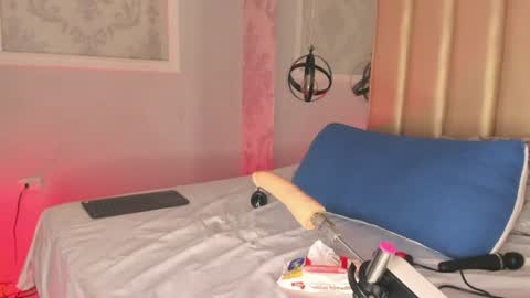 Luna and Leoh online show from August 12, 3:03 pm