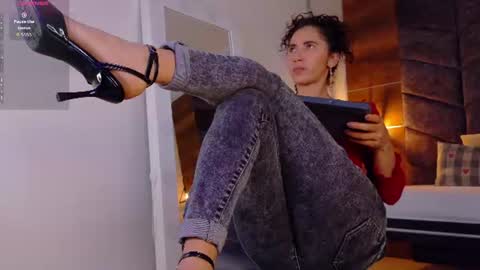 FERNANDA BROWN  online show from August 4, 9:01 pm