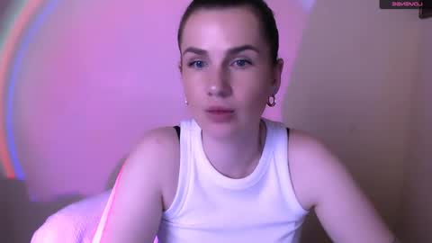 Mia online show from August 6, 1:54 pm