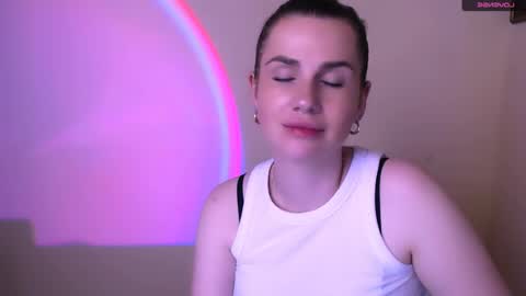 Mia online show from August 6, 3:00 pm