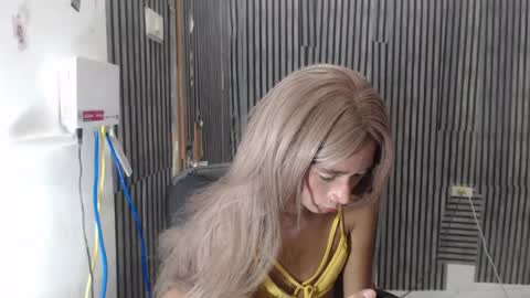 fiona908995 online show from August 11, 6:10 pm