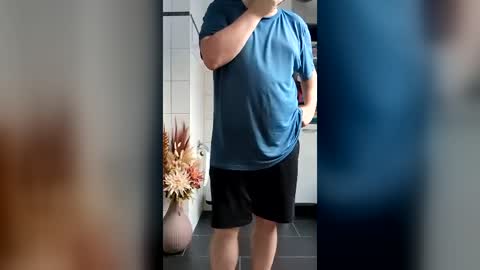 fluffybutt_ online show from June 17, 5:45 pm