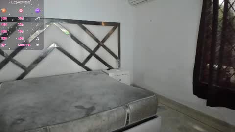 foxyhillx online show from August 12, 10:45 pm