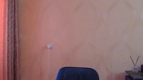 frame_tamer888 online show from August 15, 10:30 am