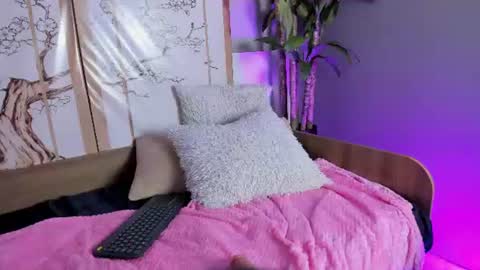 freckledoll online show from August 12, 5:15 pm