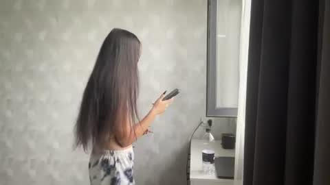 Mia online show from August 4, 7:27 am