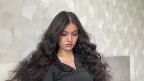 Mia online show from August 11, 8:49 am
