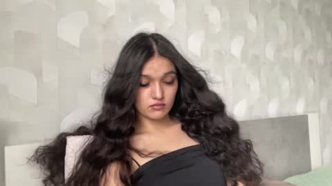 Mia online show from August 11, 9:55 am